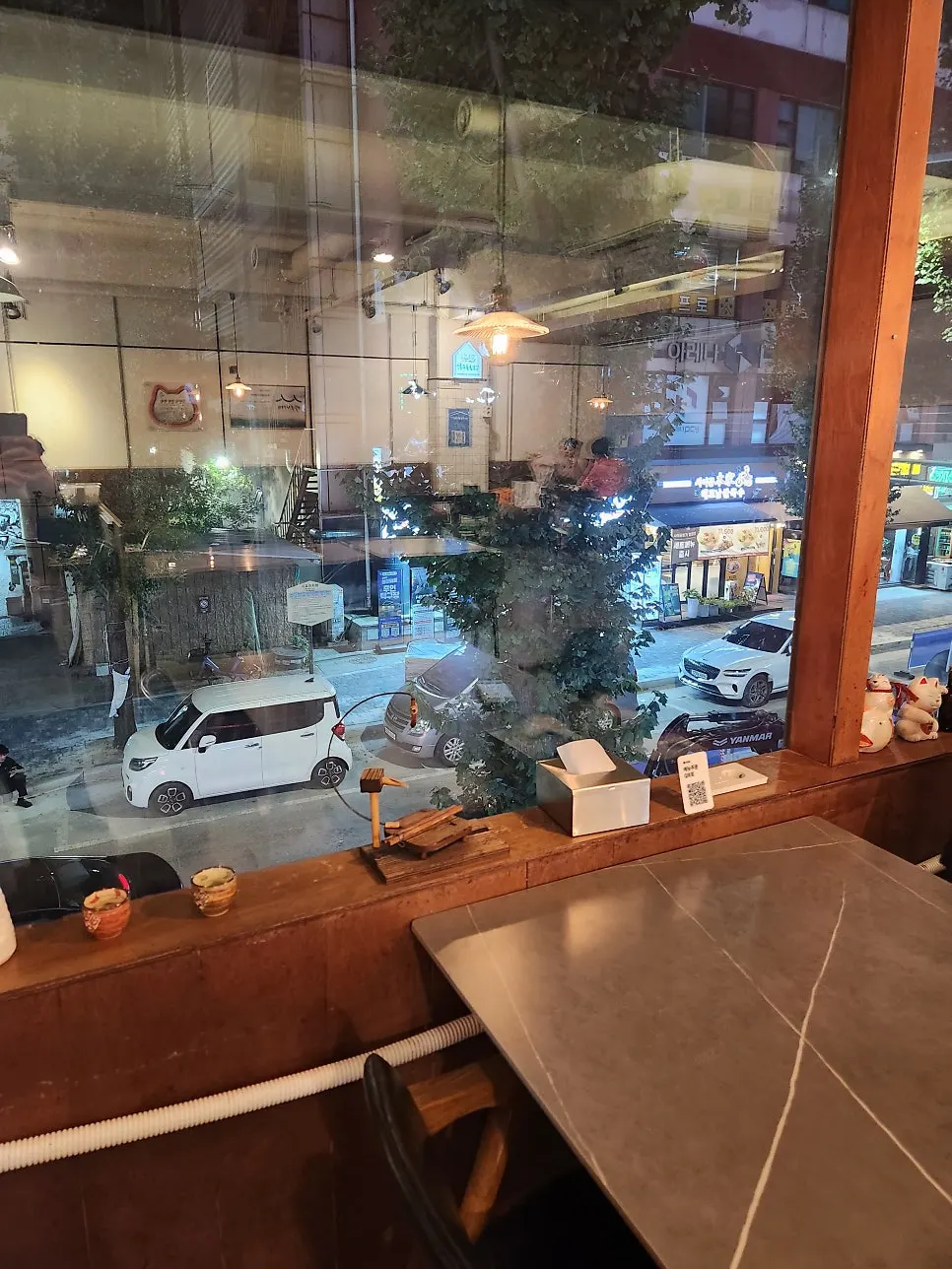 Spacious four-person table at Min Cook Dasima