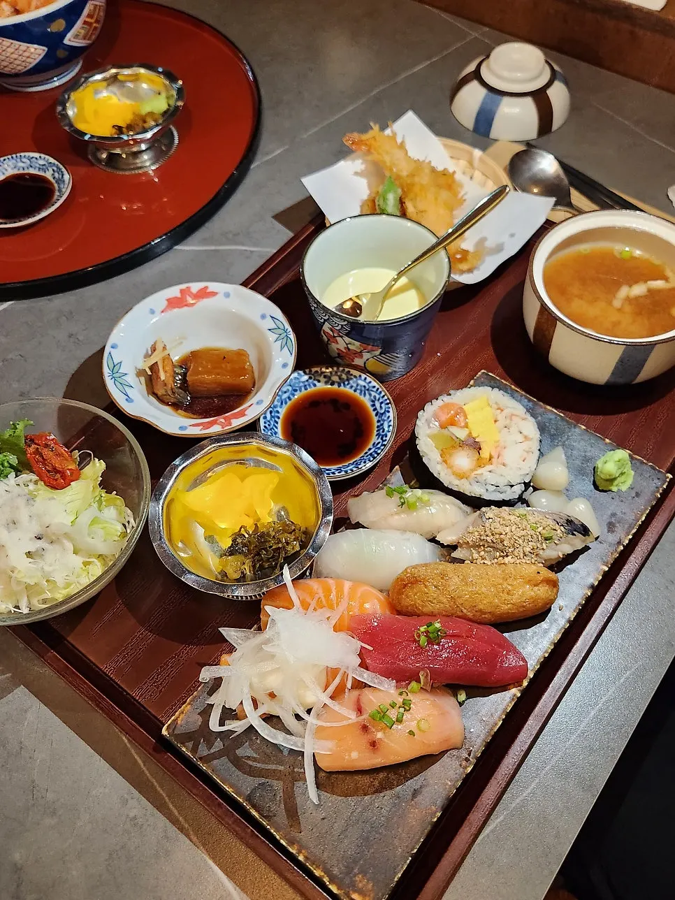 Generously arranged sushi set
