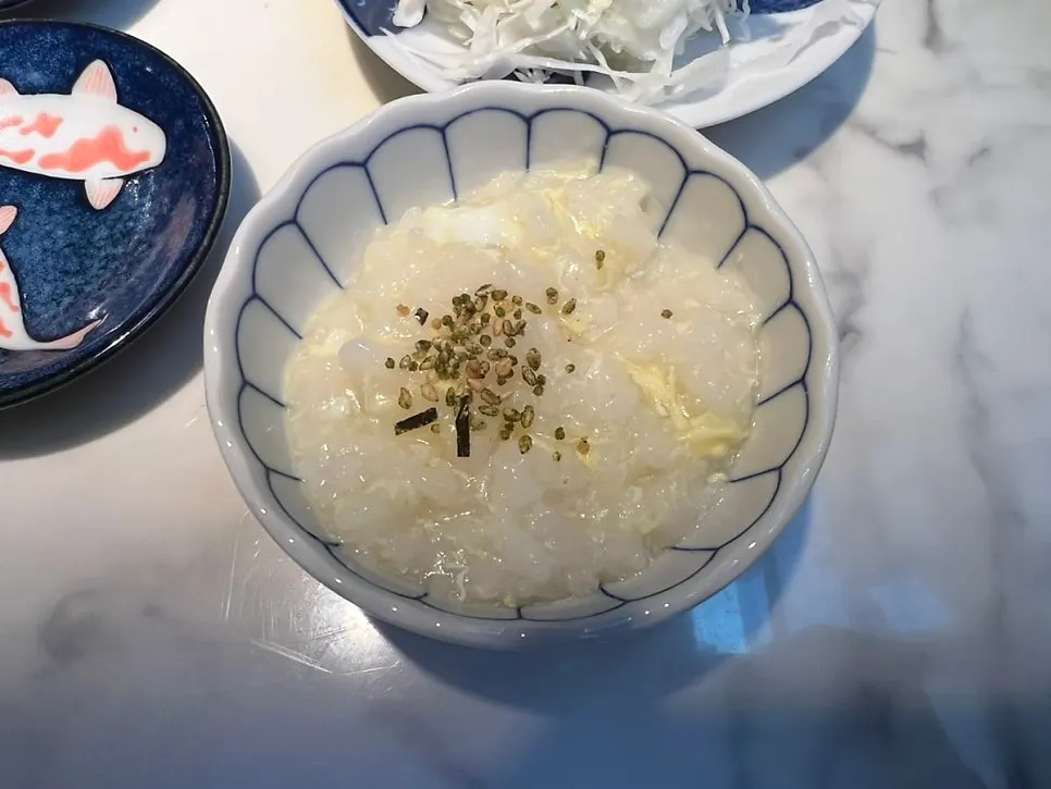 식전으로 나온 계란죽과 양배추샐러드