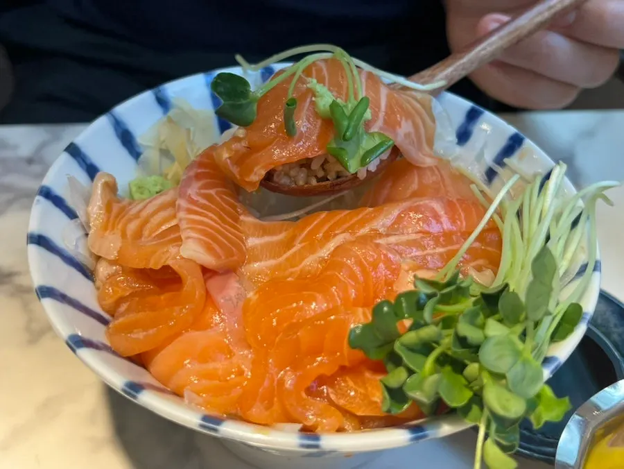 젓가락으로 집어 올린 생연어
