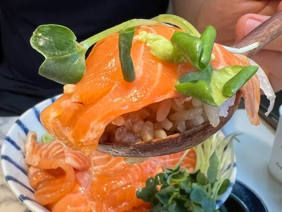 밥과 함께 뜬 연어 한 점