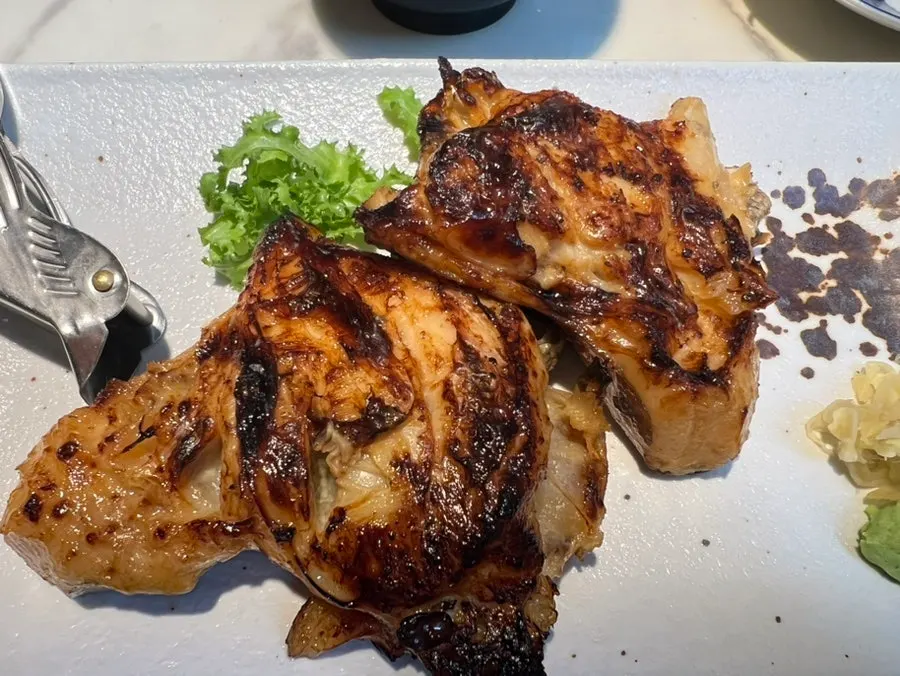 젓가락으로 발라낸 부드러운 메로 살