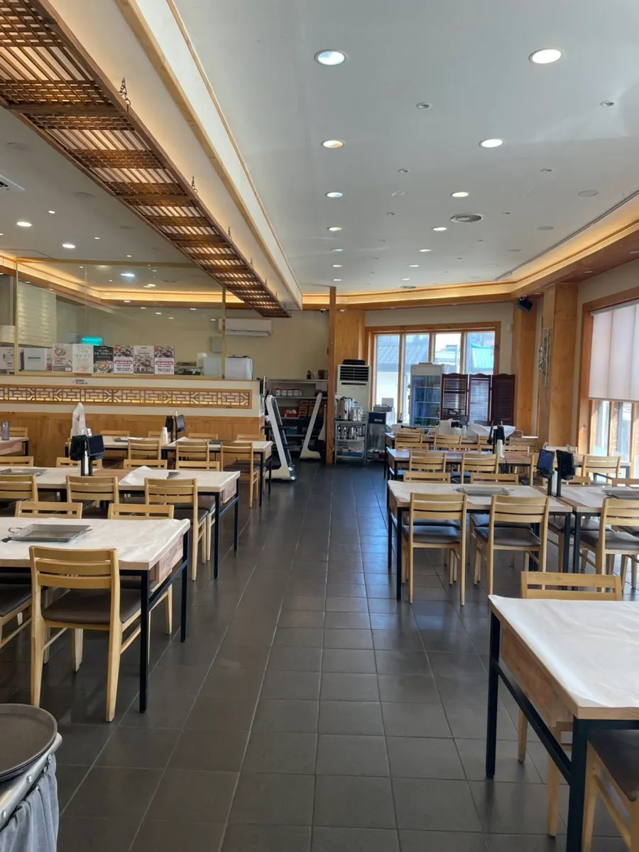 Hanjeongsik-style interior atmosphere at Min Cook Apbadang Seongsa