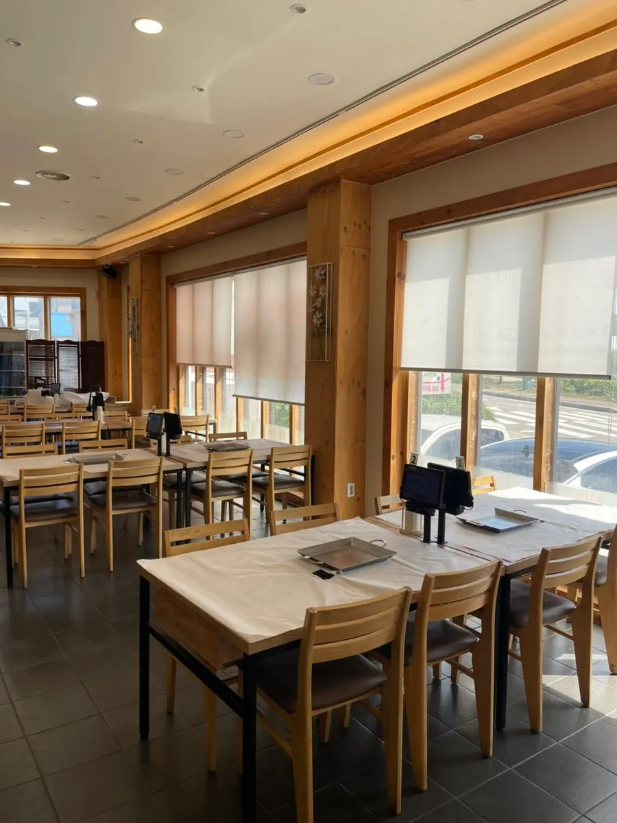 Table seating at Min Cook Apbadang Seongsa