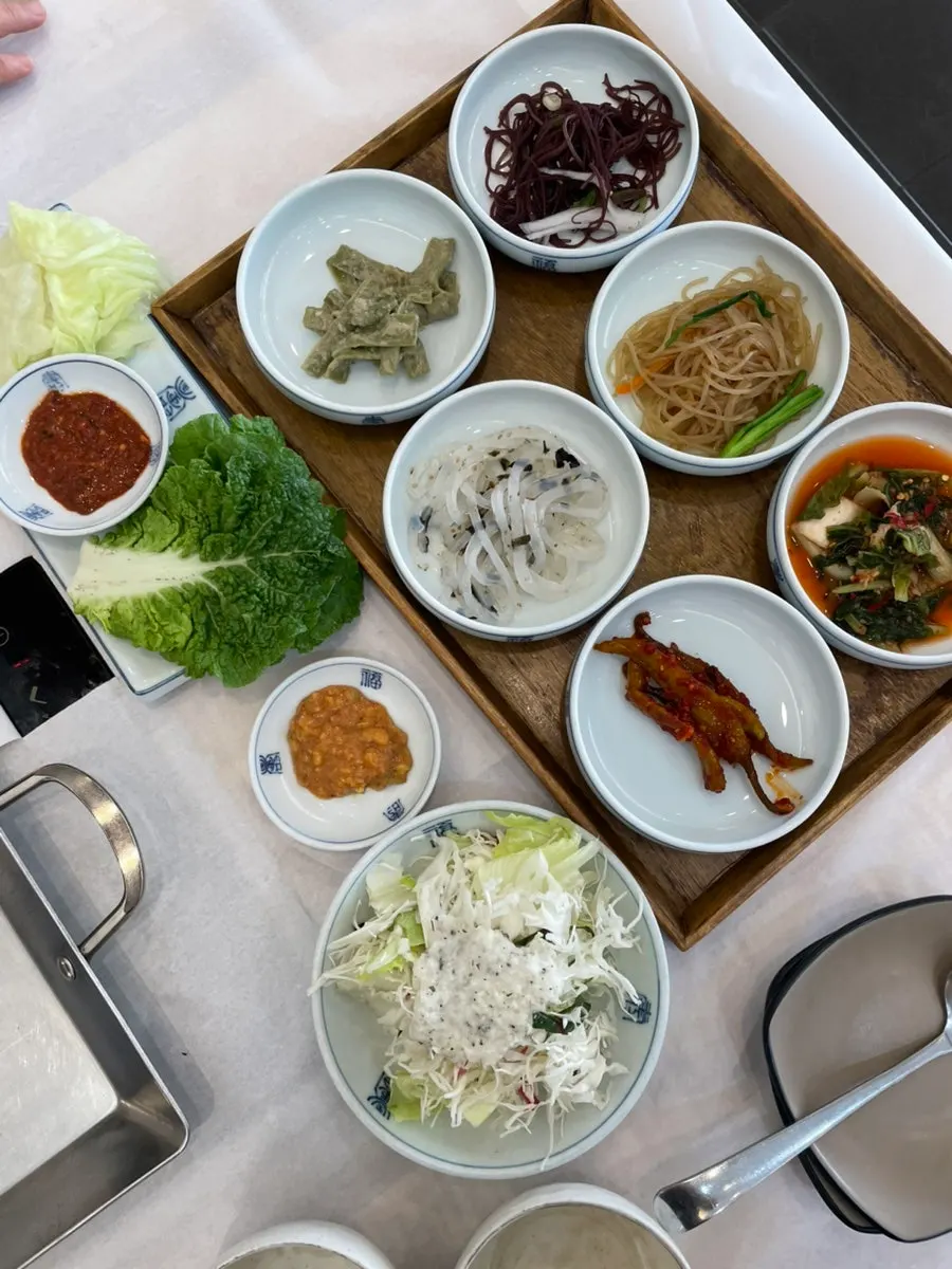 Neatly arranged banchan spread at Min Cook Apbadang