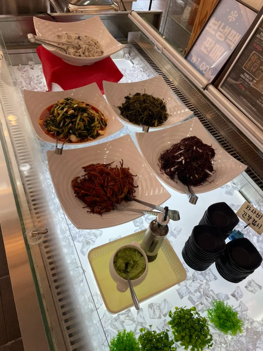 Self-serve banchan bar at Min Cook Apbadang