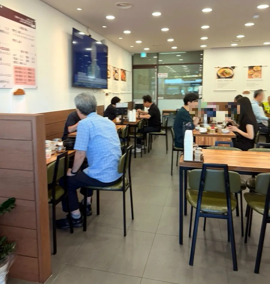 Spacious seating with tables that can be joined together