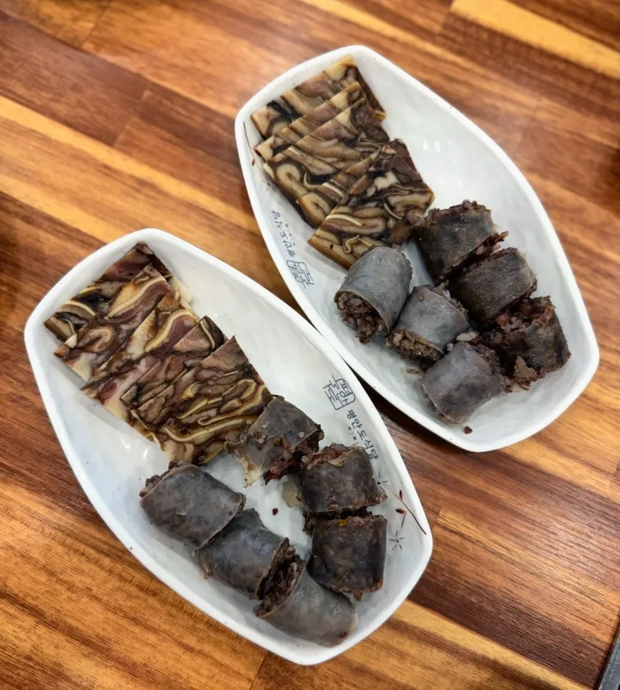 정식에 곁들여 나온 편육과 전통 순대 접시