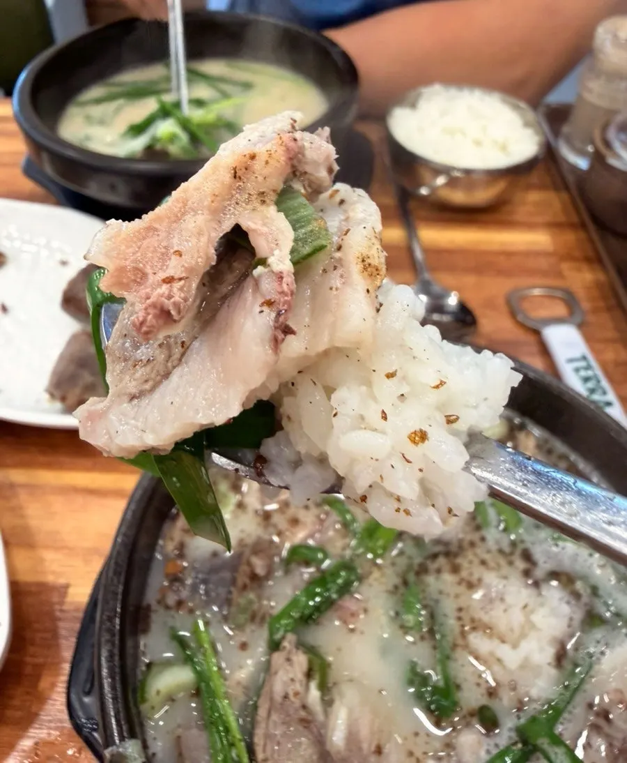 Head meat and offal in the sundae-guk filling