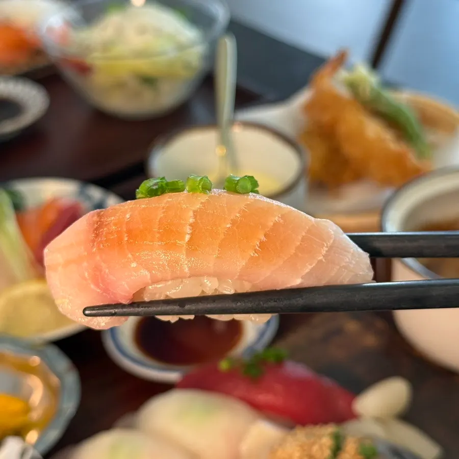 Thick-cut salmon sushi