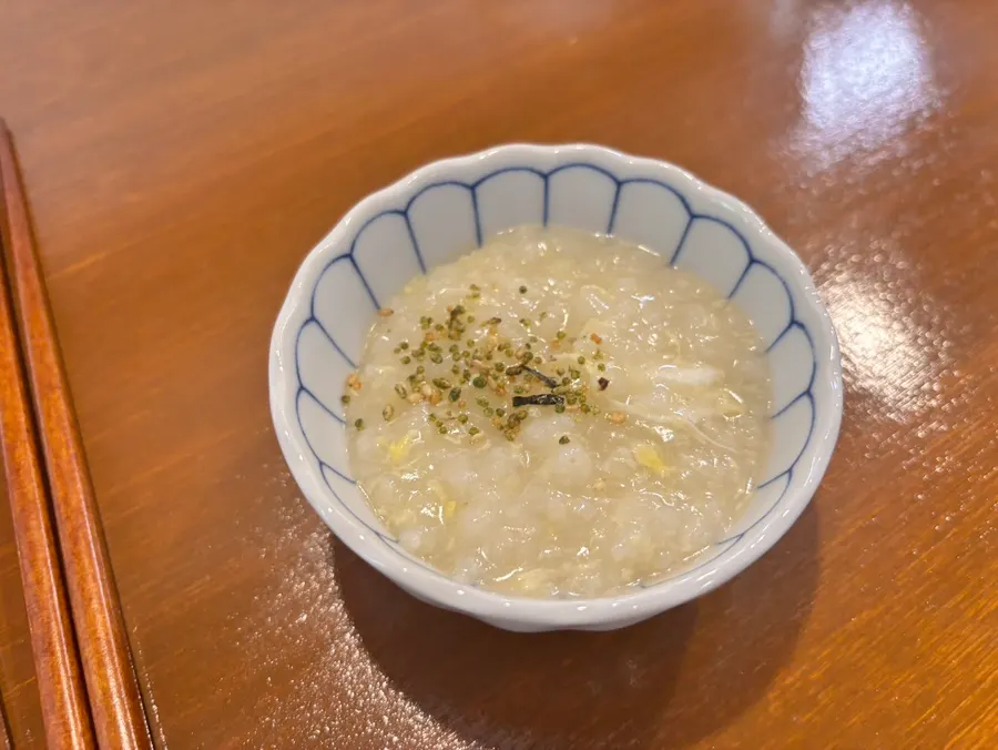 Complimentary sides with salad and porridge