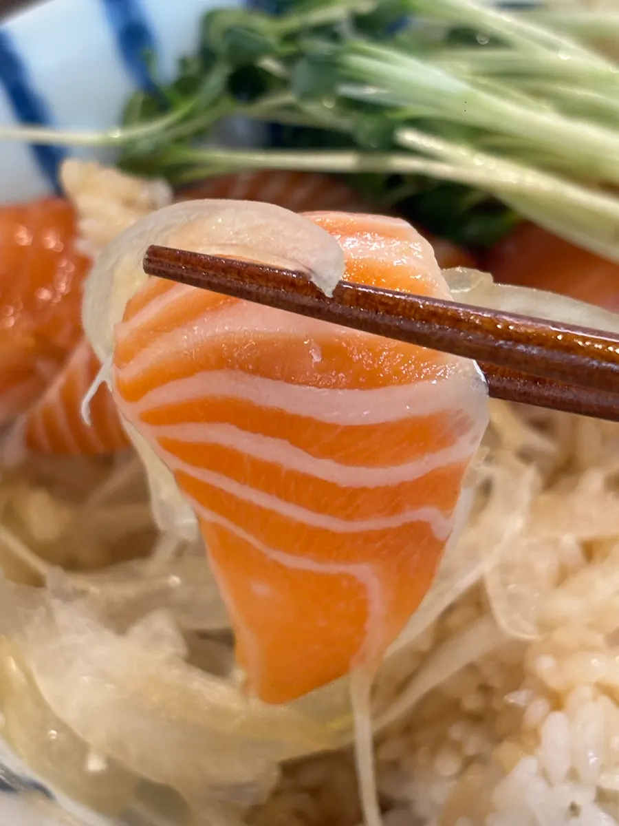 Thick-cut salmon on sake-don