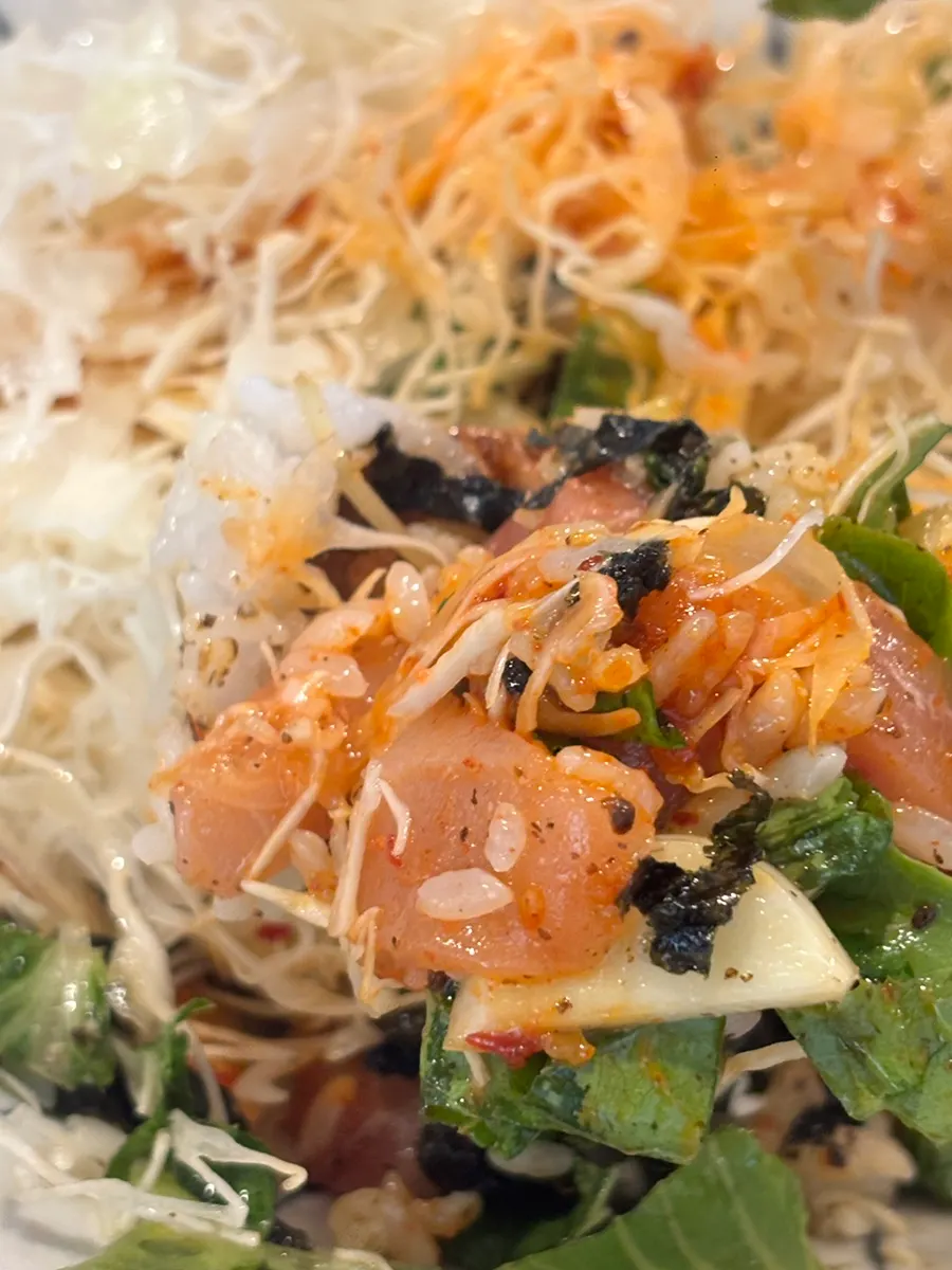 Sashimi rice bowl with tuna and vegetables