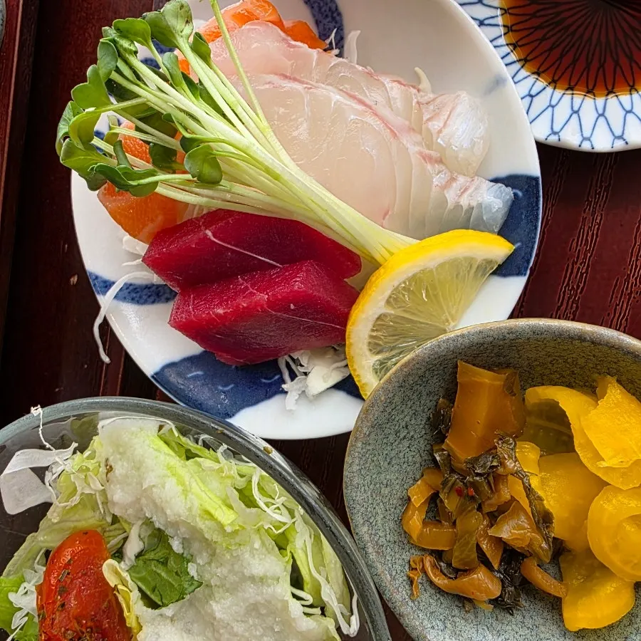 Assorted sushi from Min Cook Dasima's special sushi set