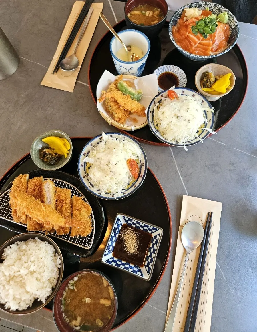 사케동정식과 돈가츠가 함께 놓인 상차림