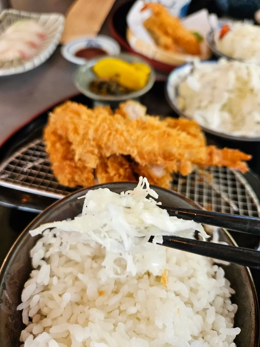 과일소스를 올린 양배추 샐러드