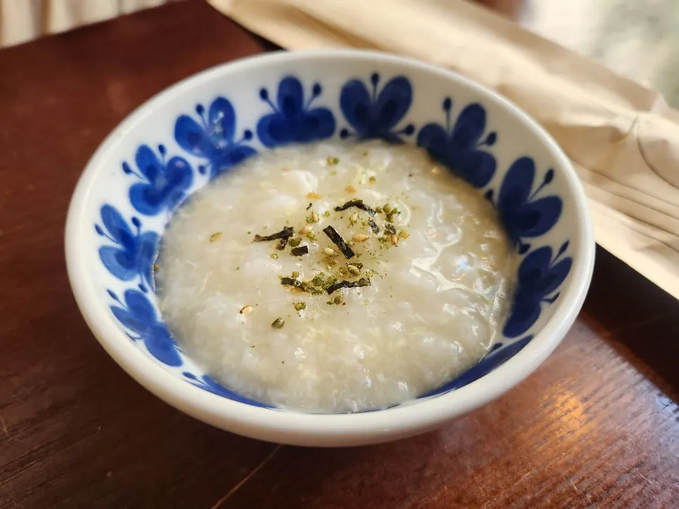 회덮밥과 초밥 종류가 적힌 메뉴