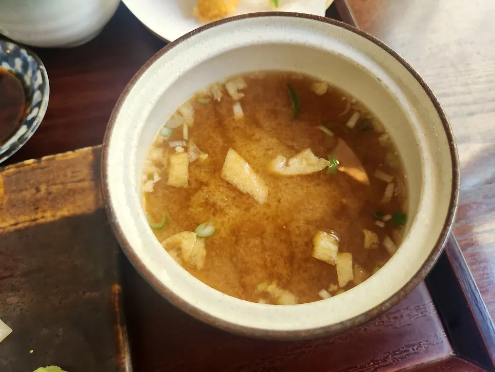 테이블에 놓인 QR코드 주문 안내