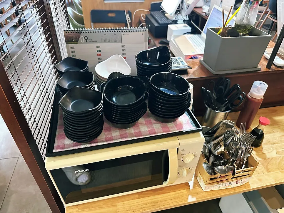 점심시간 끝무렵 한적한 홀 테이블