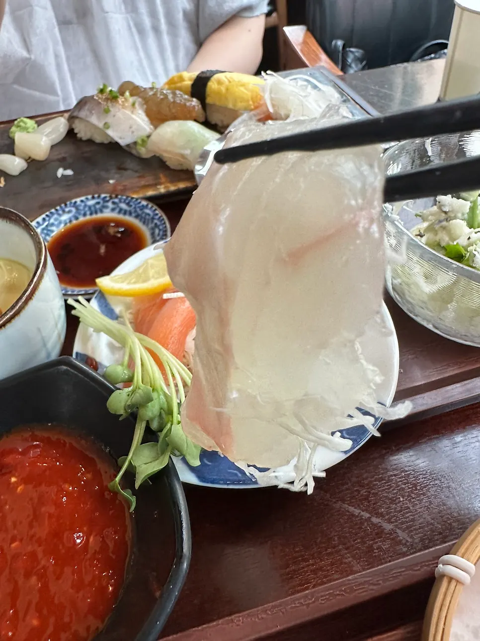광어초밥 한 점 클로즈업