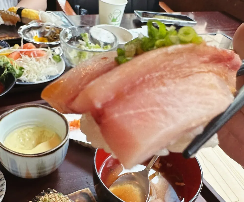 참치초밥과 등푸른생선초밥이 놓인 접시