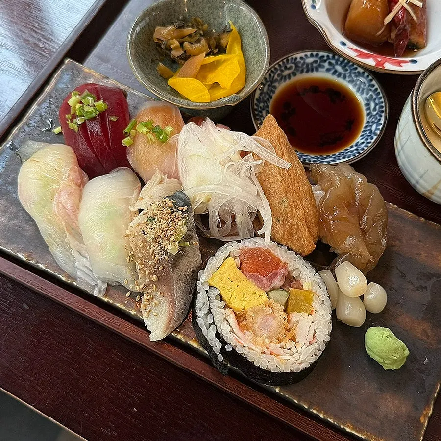 The sushi set with 9 pieces of sushi