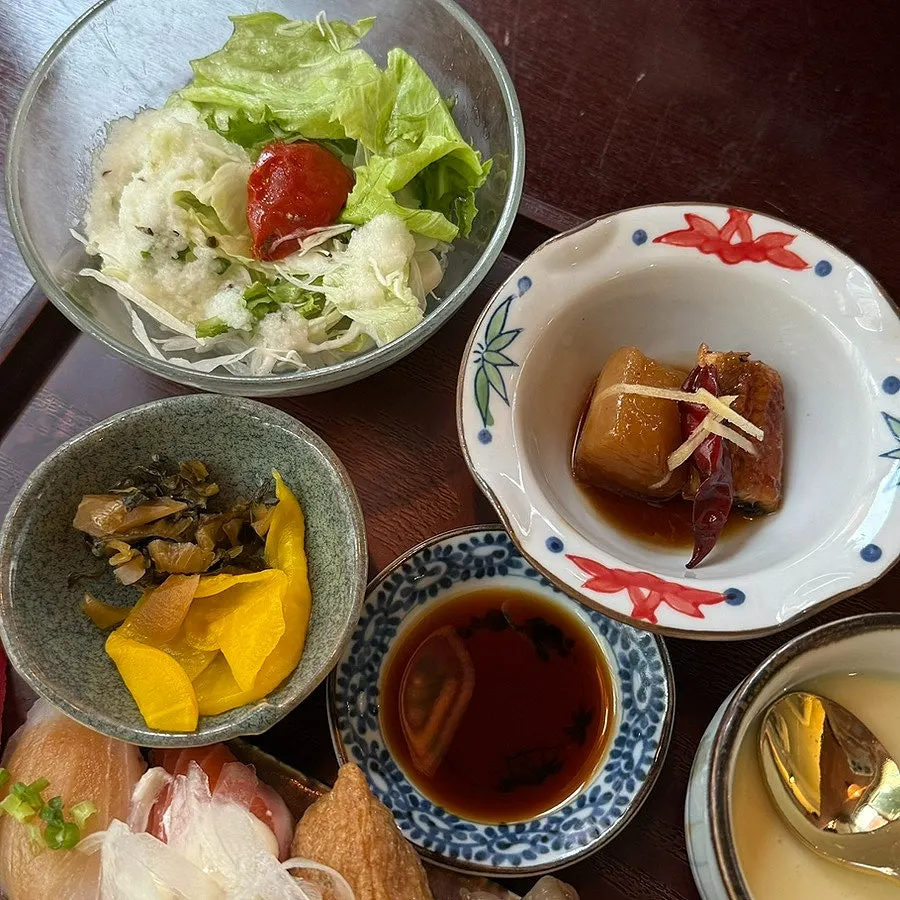Braised eel and three kinds of tempura served with the sushi set