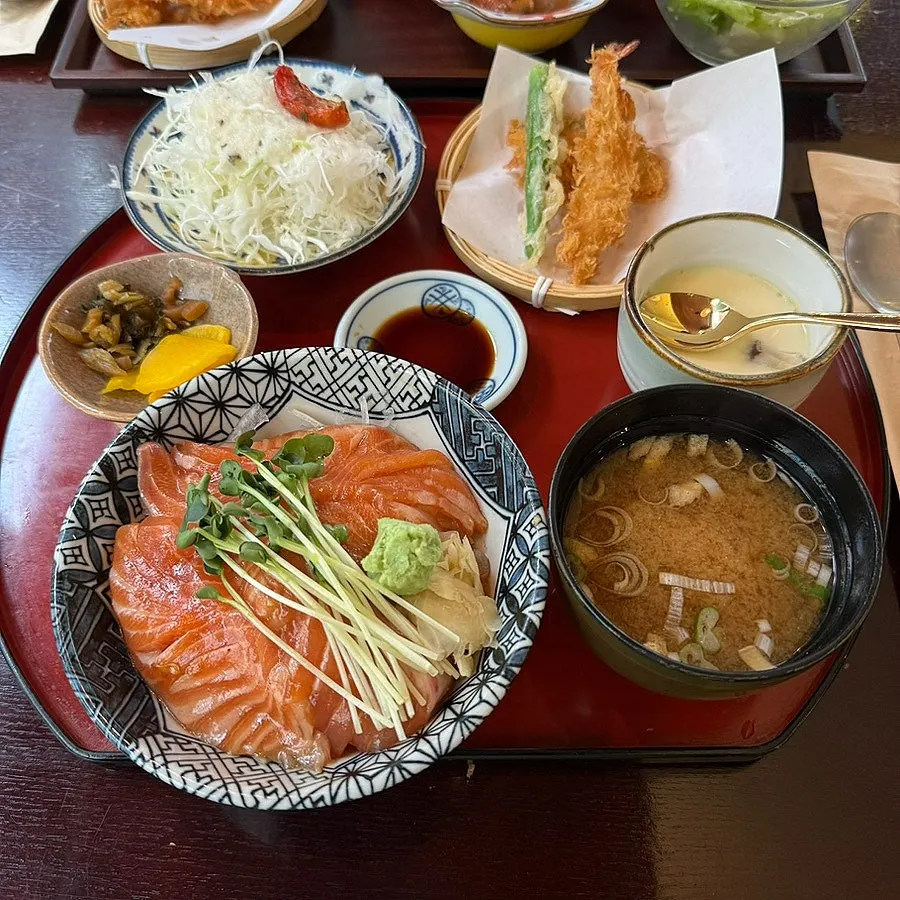 Full spread of the sake-don set