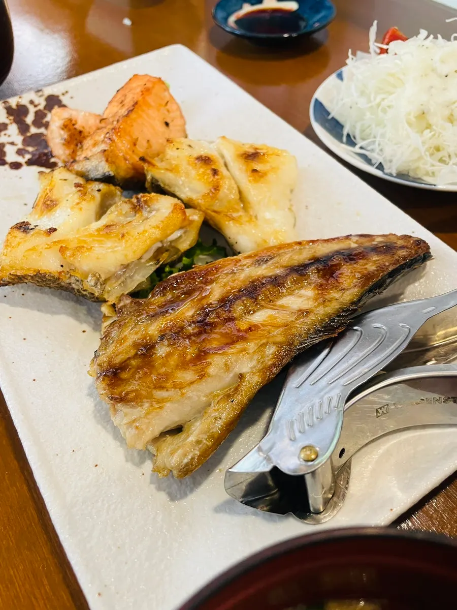 A plate of golden, well-grilled assorted fish