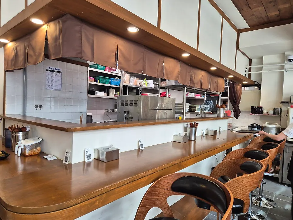 Neatly kept dining hall