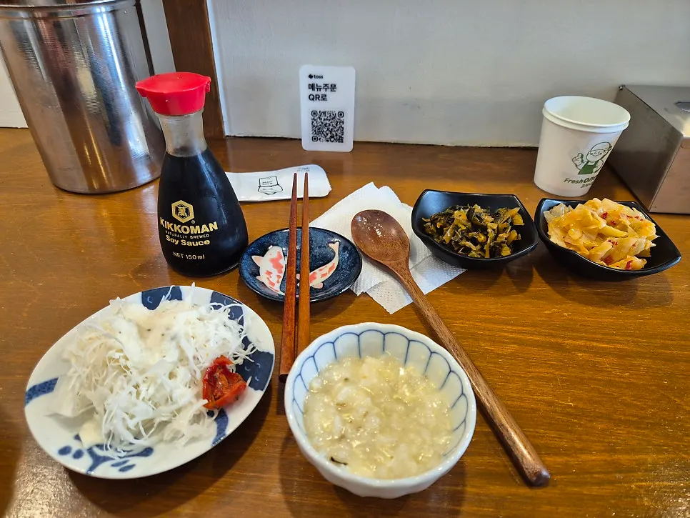 Side dishes served with the grilled fish