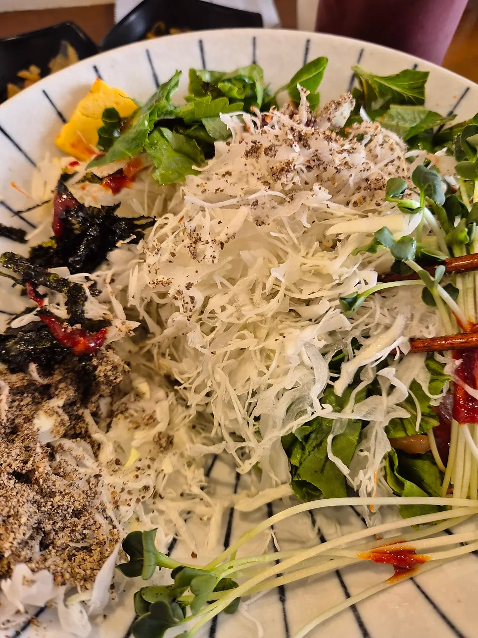 Vegetable-packed hoedeopbap mixed together