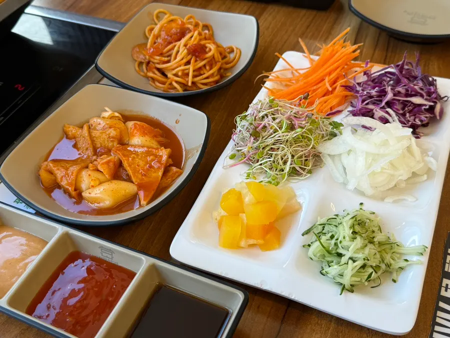 접시에 담아온 사이드 메뉴와 월남쌈 재료