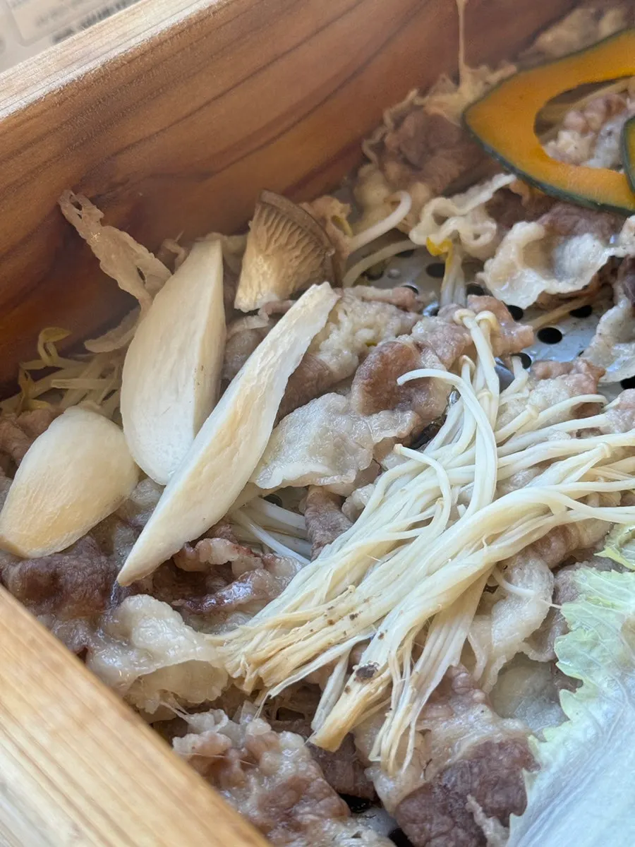 편백기에 담겨 익은 찜 재료