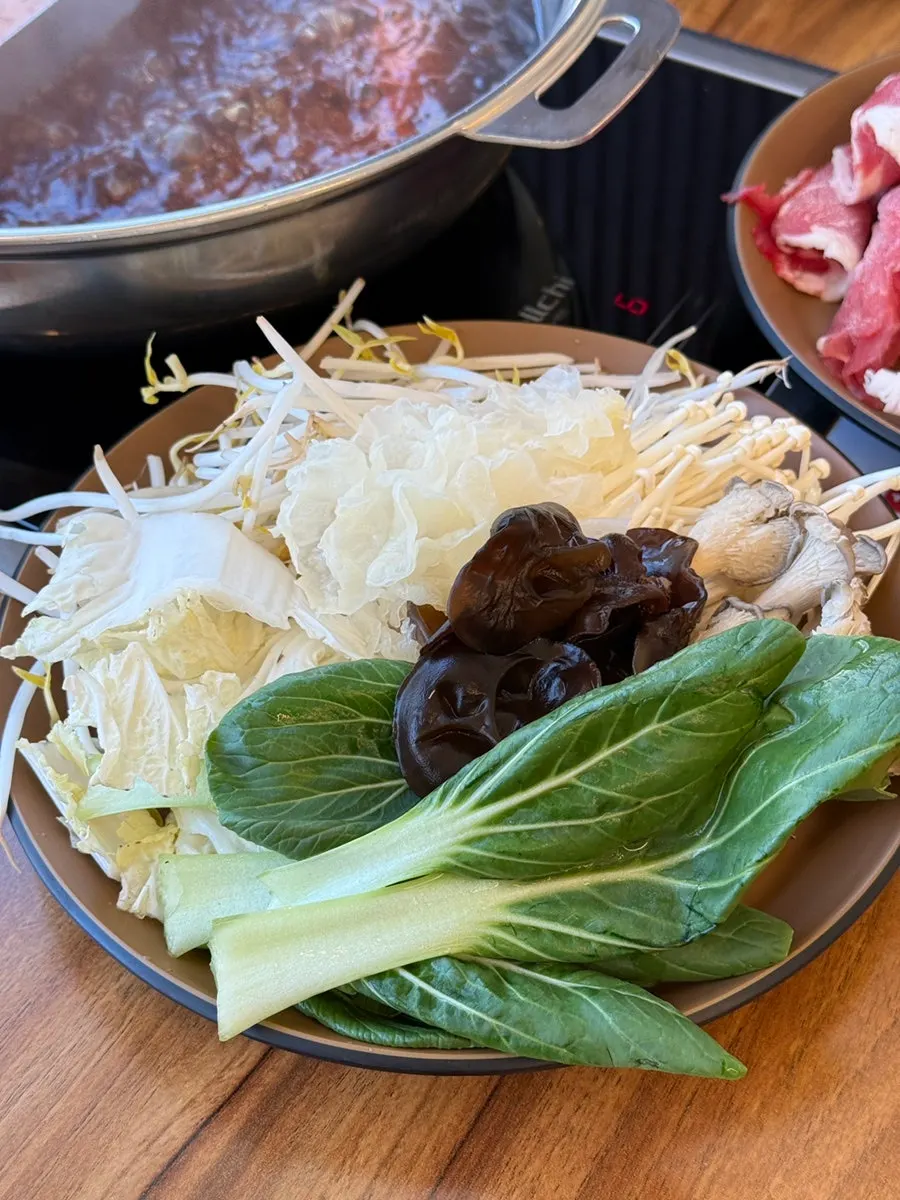 우삼겹과 알목심 샤브용 소고기 접시