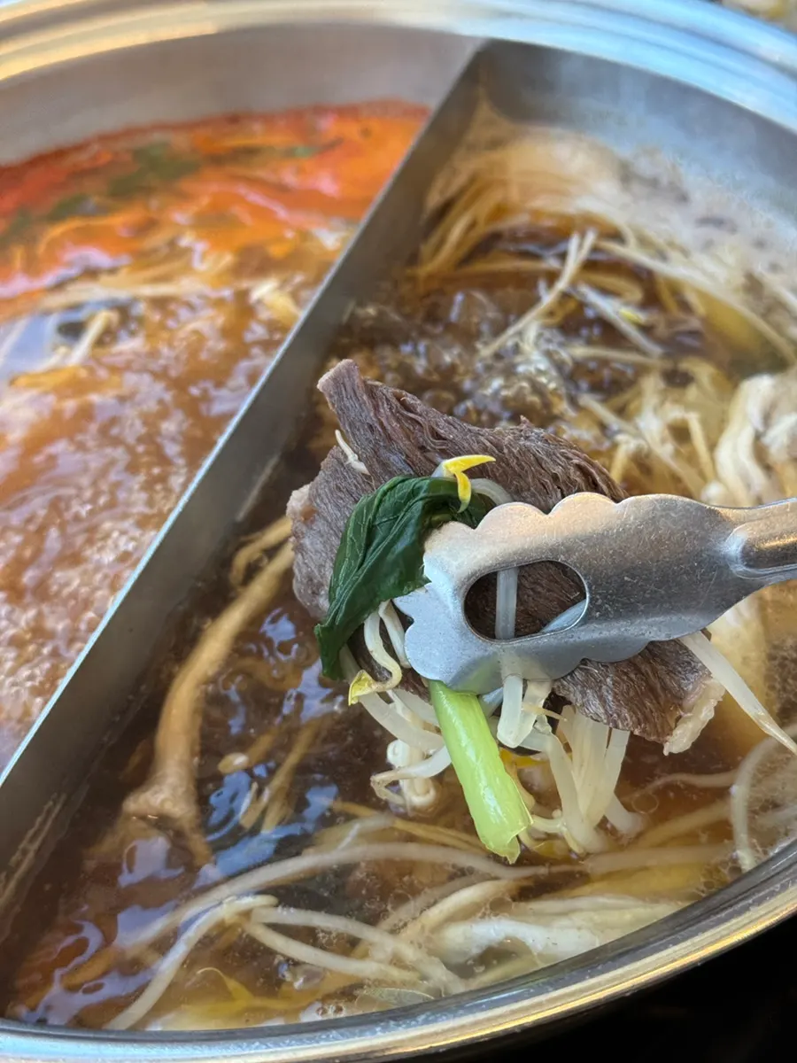 반반 육수 냄비에 재료를 익히는 모습