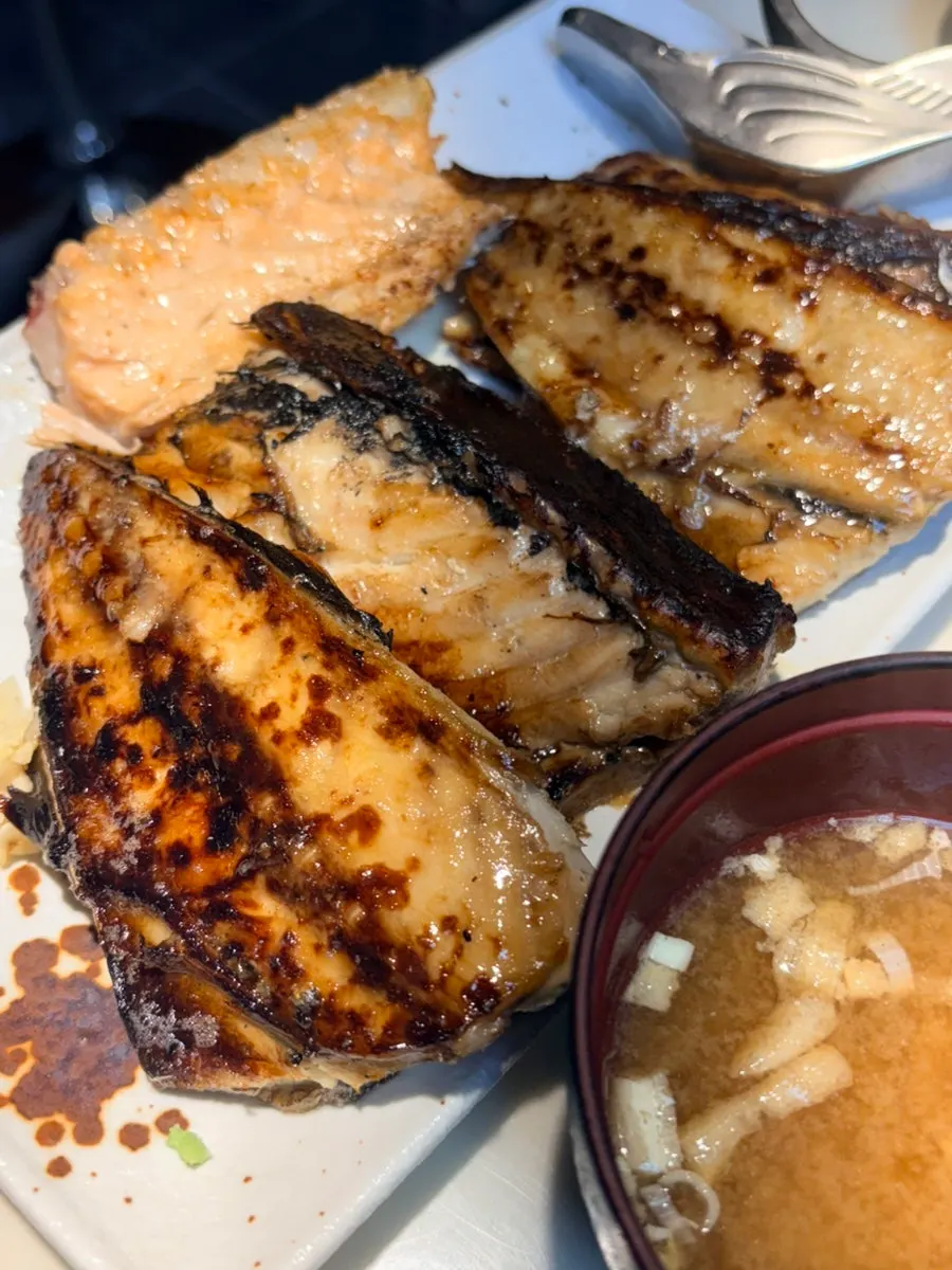 Close-up of the browned salt-grilled salmon neck