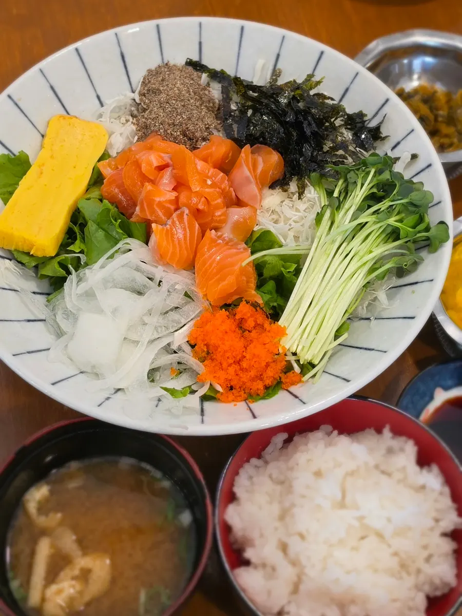 연어와 날치알이 올라간 생연어덮밥 특
