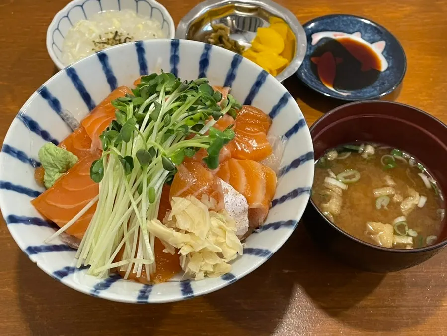 Pre-meal porridge, soup, salmon rice bowl, and pickled radish set
