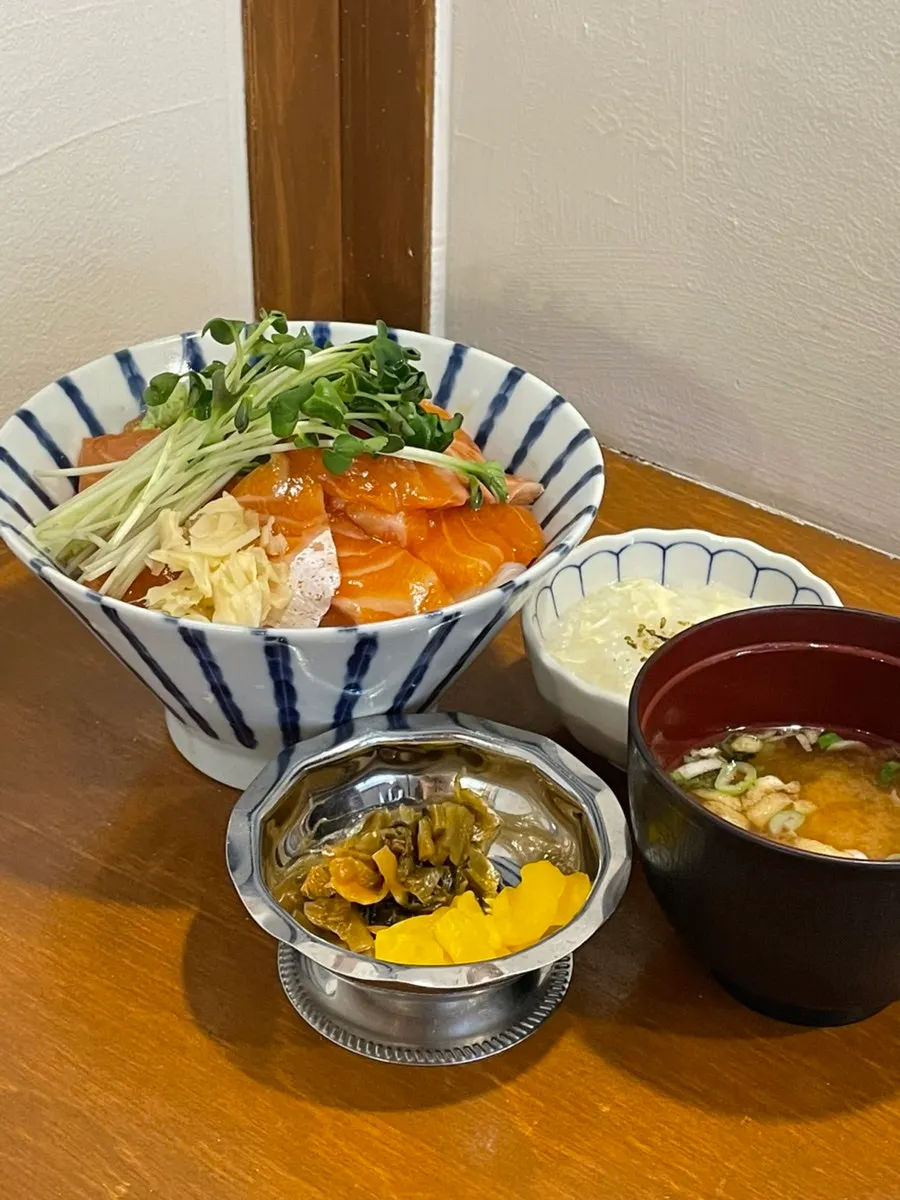 Photo checking the rice portion in the salmon rice bowl