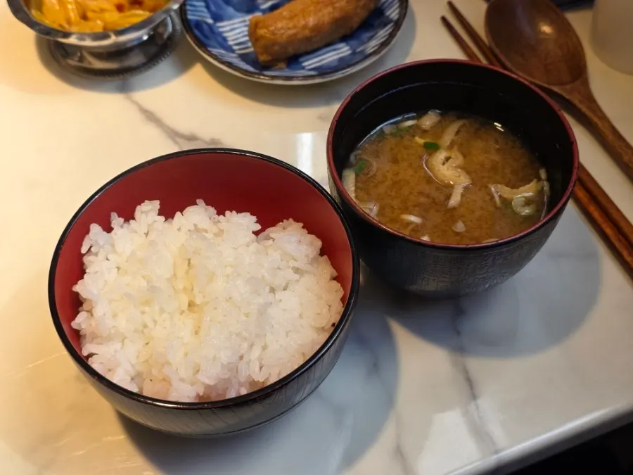 Rice and soup served with the hoedeopbap