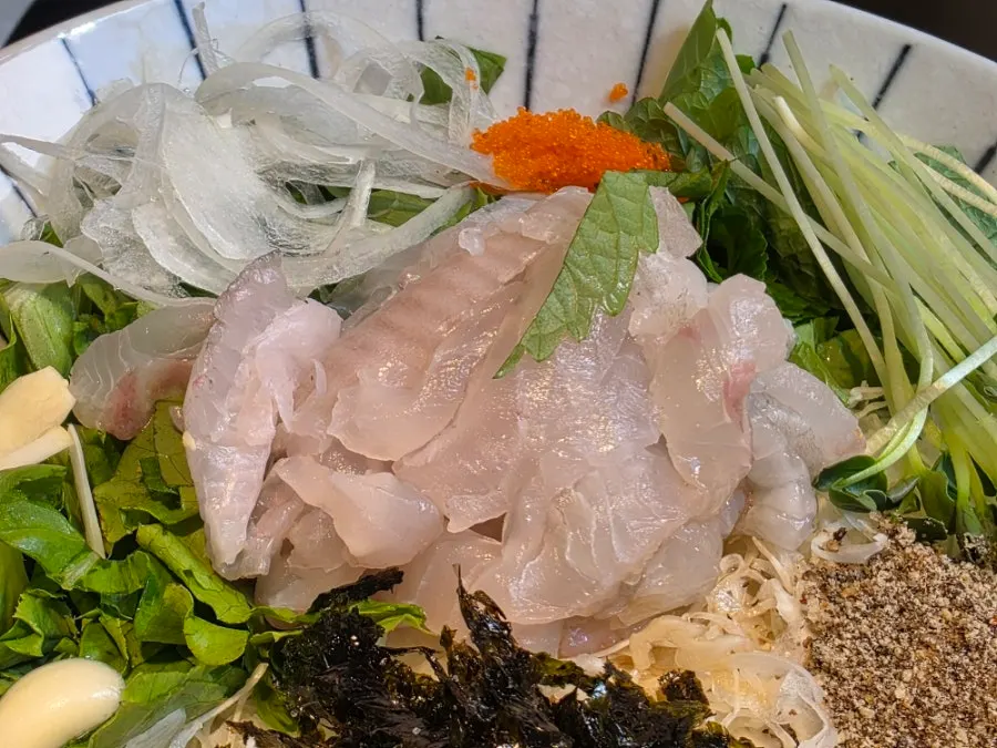 Thickly sliced flounder sashimi with vegetables
