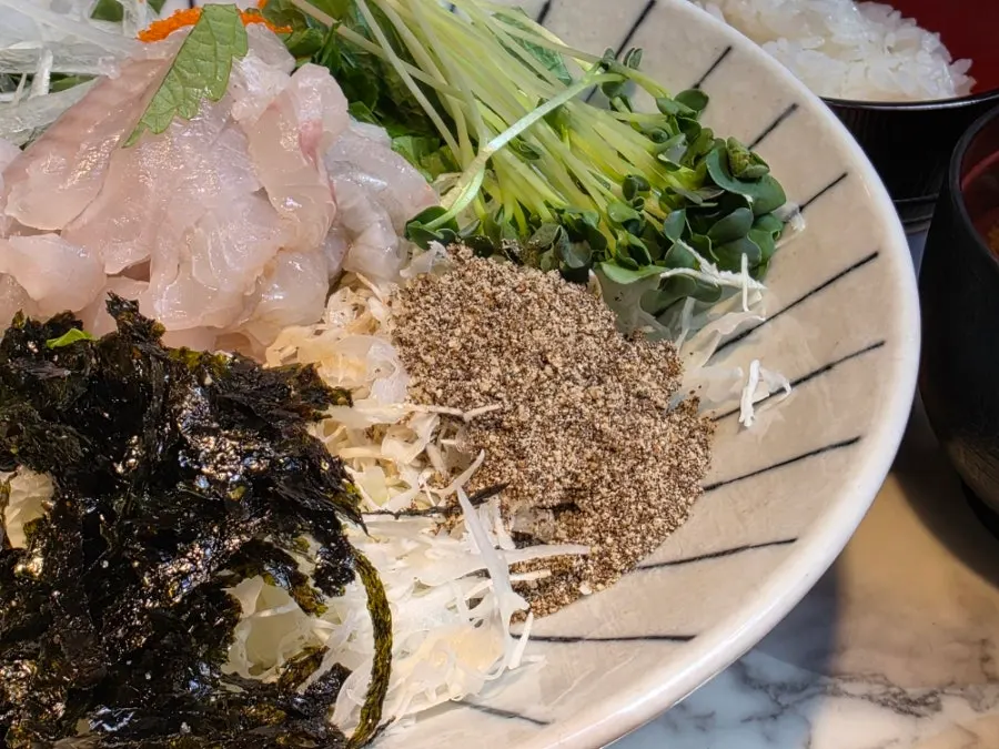 A spoonful of flounder hoedeopbap