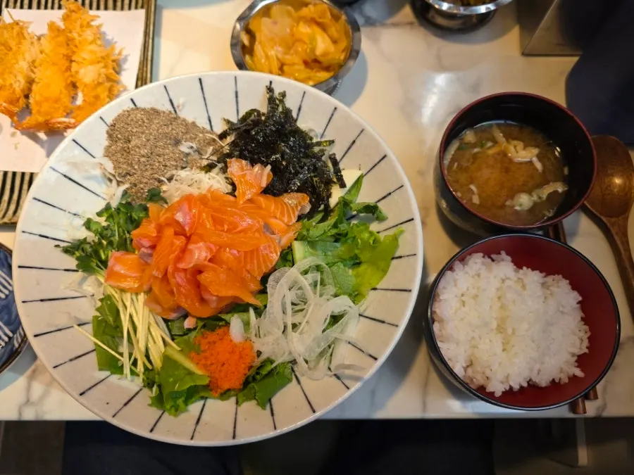 Large-size salmon hoedeopbap