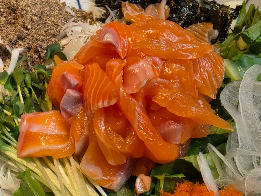 Salmon hoedeopbap topped with vegetables