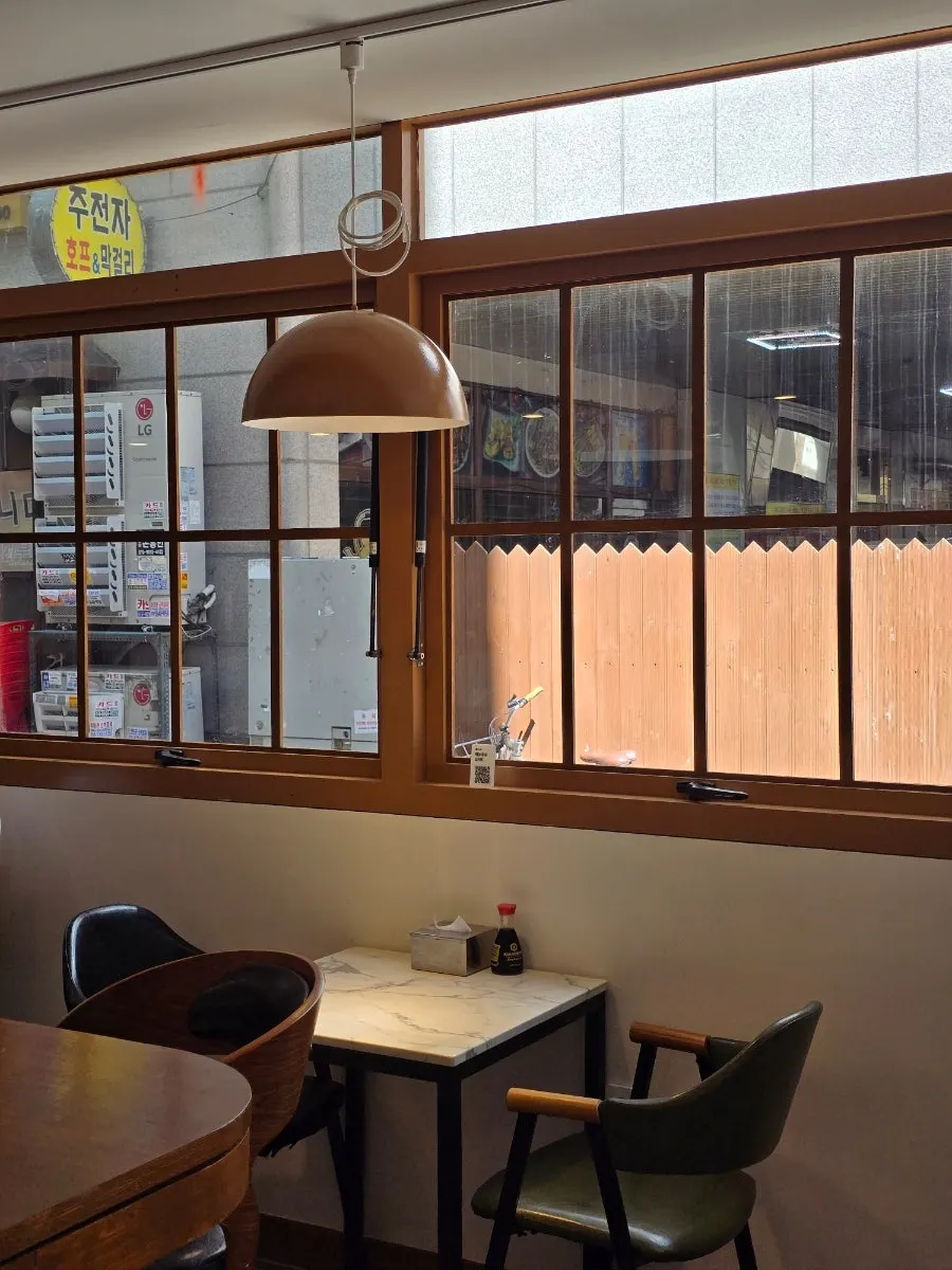 A solo seat great for eating alone