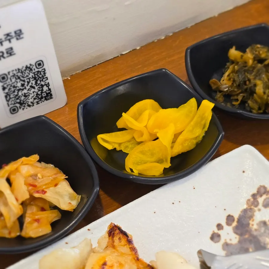 Cabbage kimchi, danmuji, and other side dishes