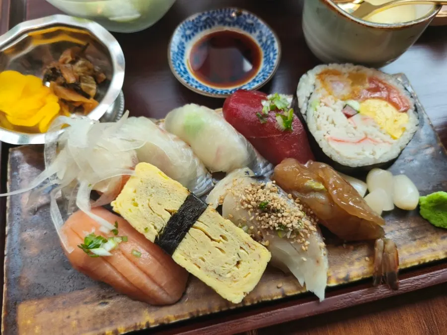 Plate with 9 pieces of sushi from the sushi set