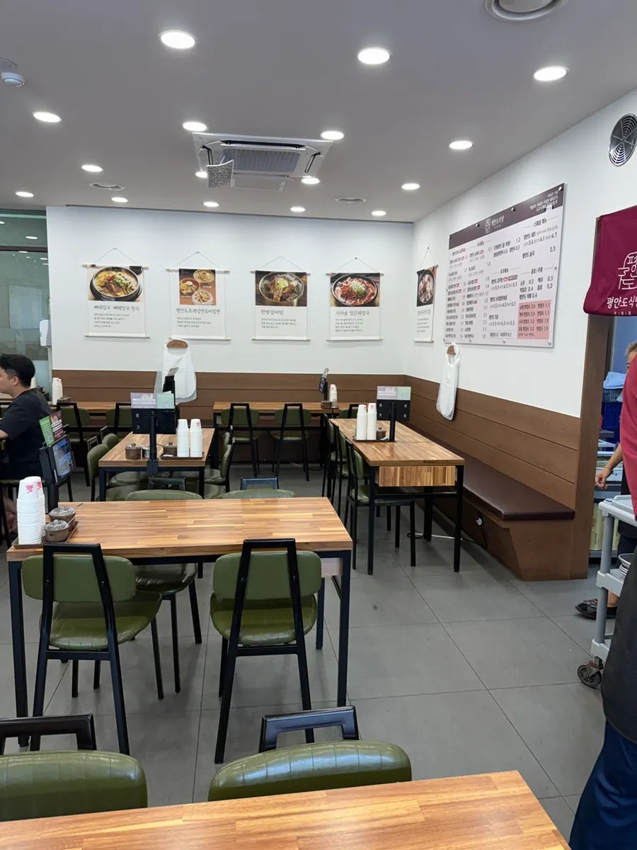 평안도식당 화정점 깔끔한 내부 분위기