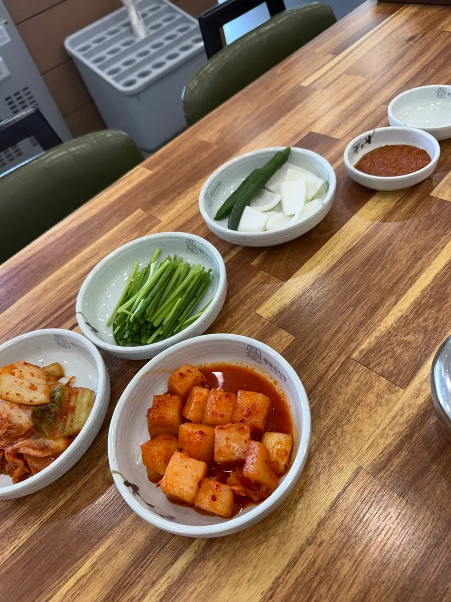 푸짐하게 차려진 순대국 정식 기본찬